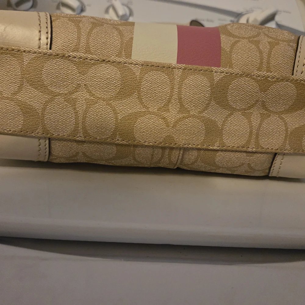 VEUC Coach Chelsea Heritage Leather Shoulder Tote Bag In Beige & Pink Beautiful! - Picture 5 of 11